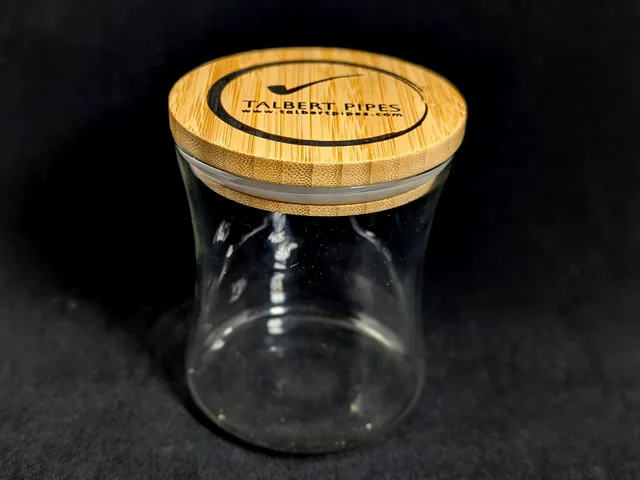 Talbert Pipes humidor tobakkskrukke glass vid åpning
