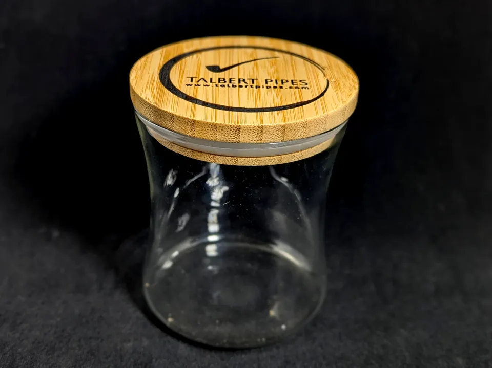 Talbert Pipes humidor tobakkskrukke glass vid åpning
